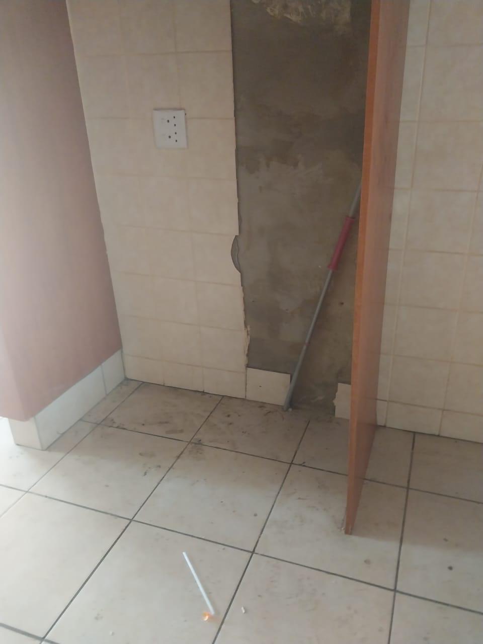 Dirty bathroom before cleaning